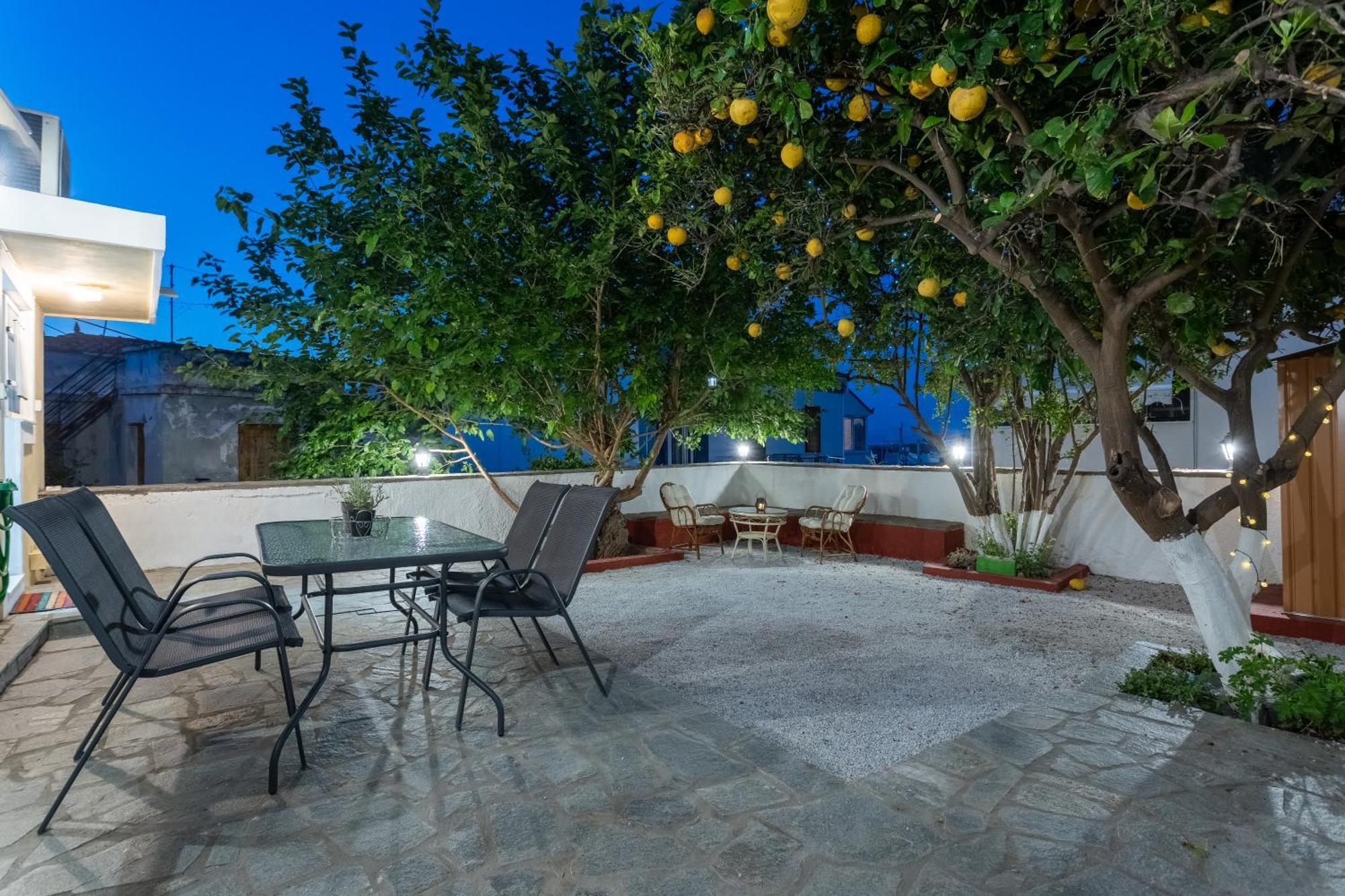 Spacious With Yard, Lesvos Hébergement de vacances