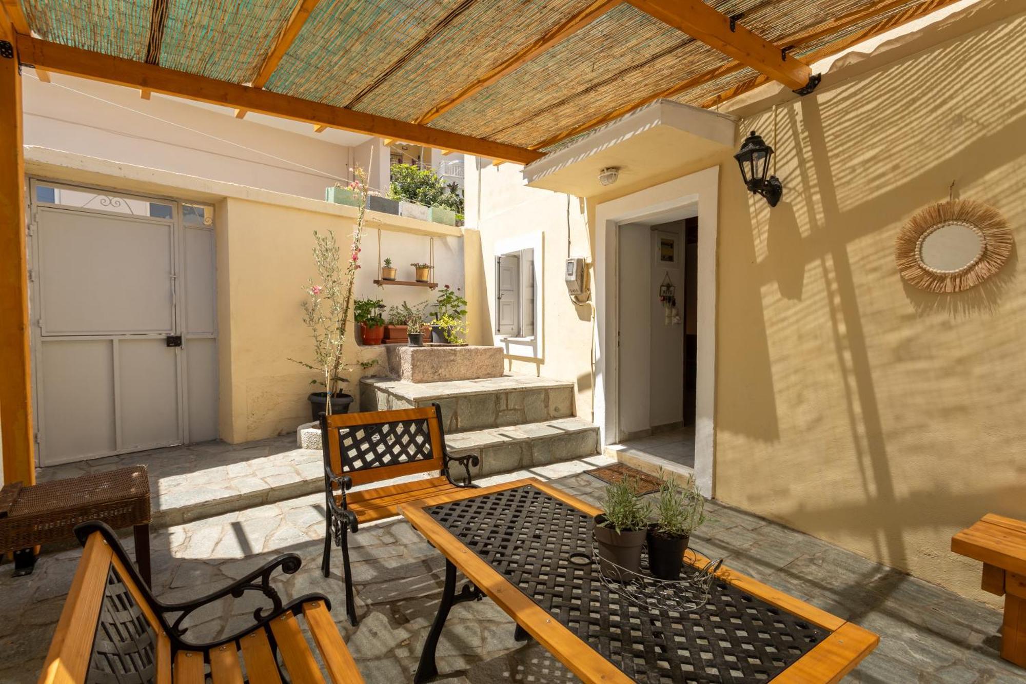 Spacious With Yard, Lesvos Hébergement de vacances *