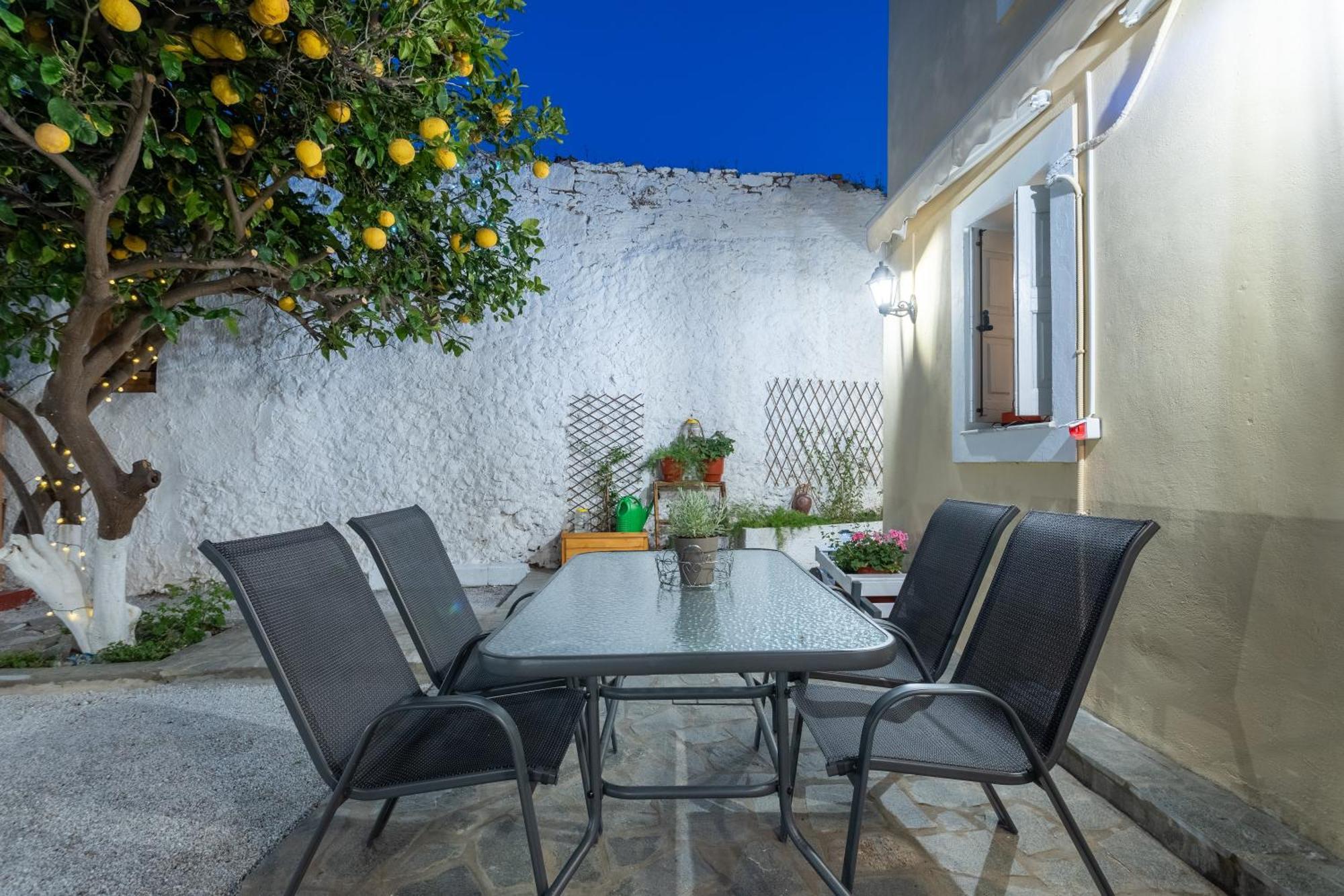 Hébergement de vacances Spacious With Yard, Lesvos